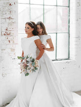 Model pictured with Innocent Chaos Nina Bridal bouquet 